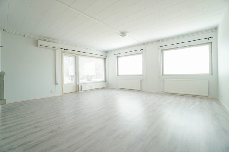 Valoisa huone pintaremontin jälkeen